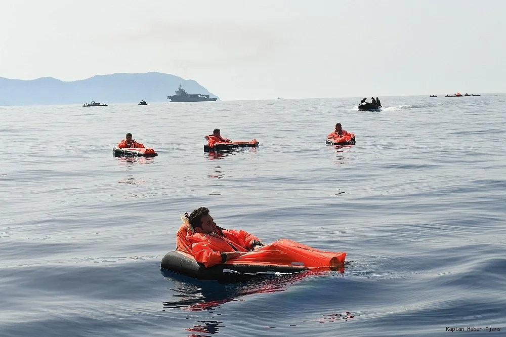 denizaltindan-tahliye-ve-kurtarma-tatbikati-havadan-goruntulendi-20190529AW71-8.jpg