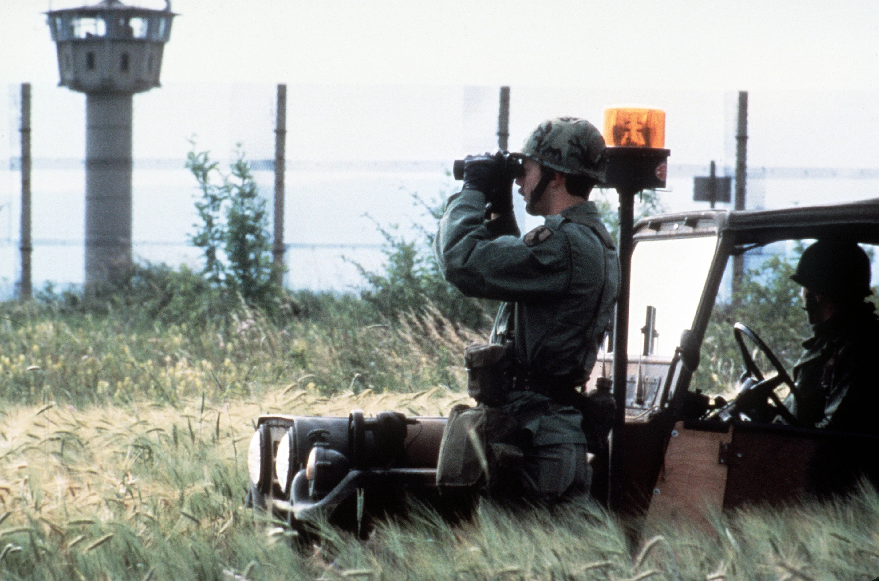 DF-ST-89-04330_Members_of_the_U.S._Army's_Berlin_Brigade_observe_a_segment_of_the_Berlin_Wall_...jpg