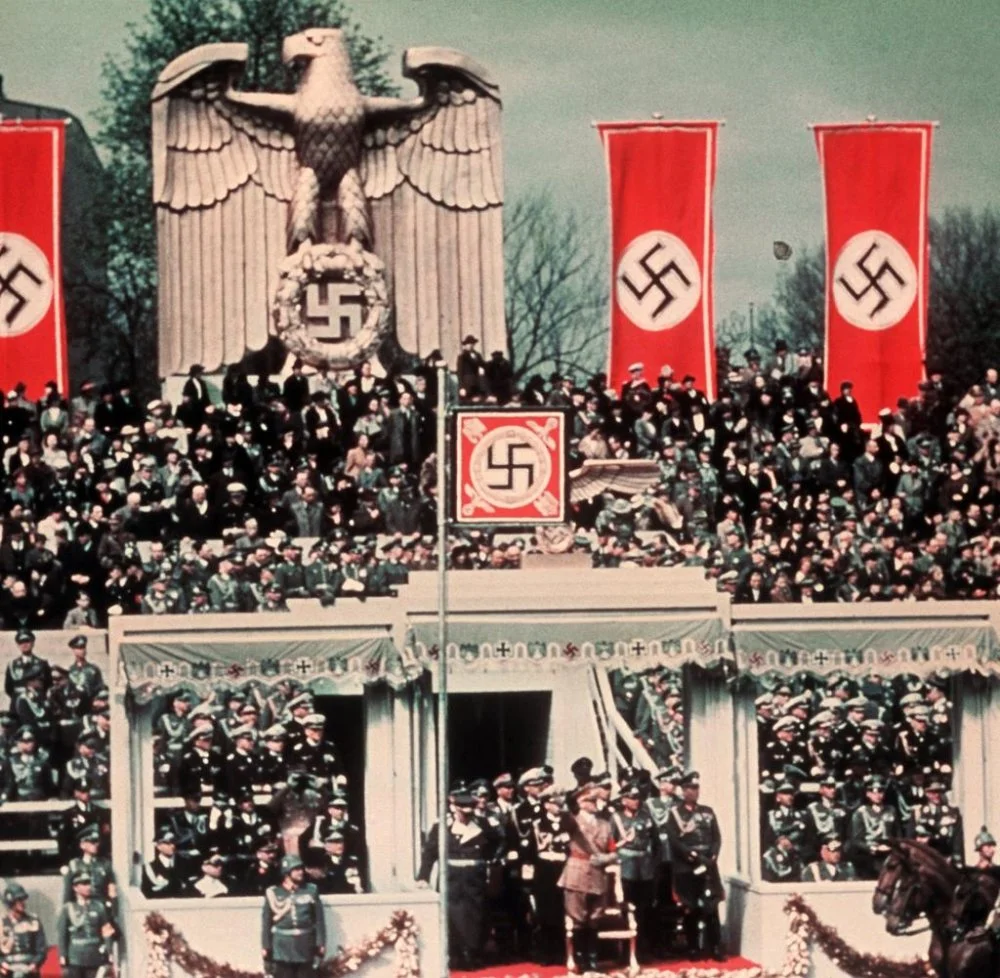 Drittes-Reich-Parade-an-Fuehrers-Geburtstag.webp