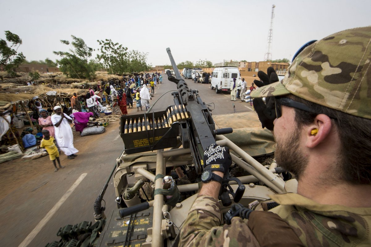 Dutch Commandos on patrol in Mali.jpg