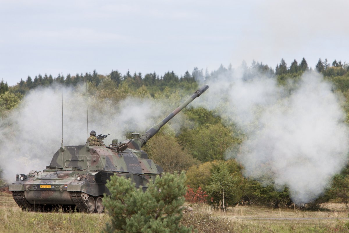 dutch Pantserhouwitser artillery.jpg