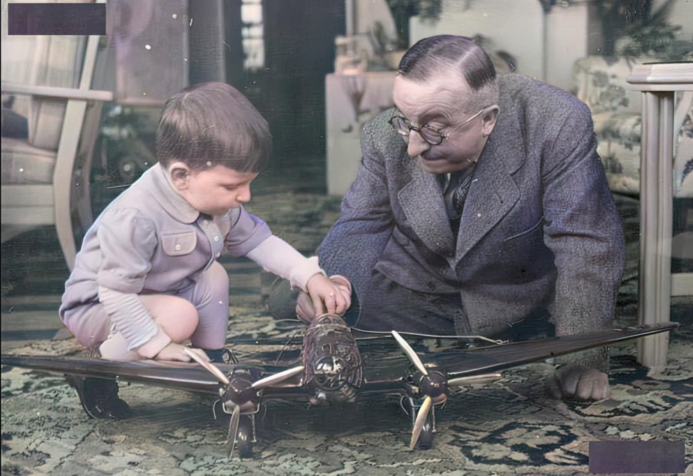 ernst-heinkel-le-muestra-a-su-hijo-menor-un-modelo-de-un-bombardero-he-111-22-de-mayo-de-1941-jpg.432183