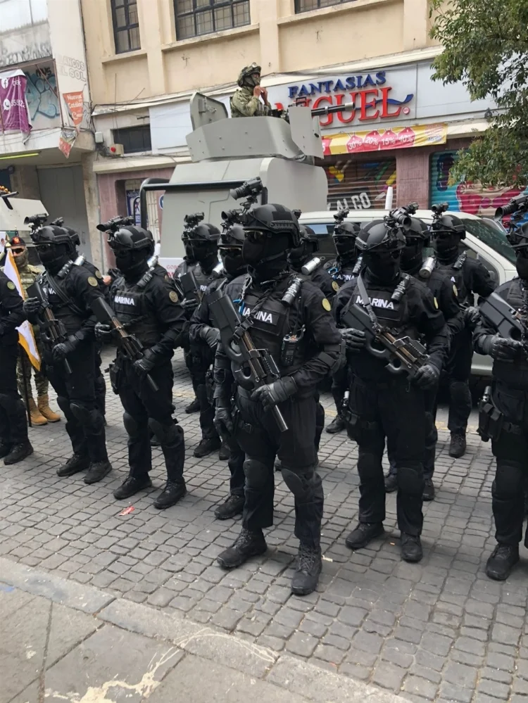 es-during-mexican-military-parade-v0-30uqhzjurko91.webp