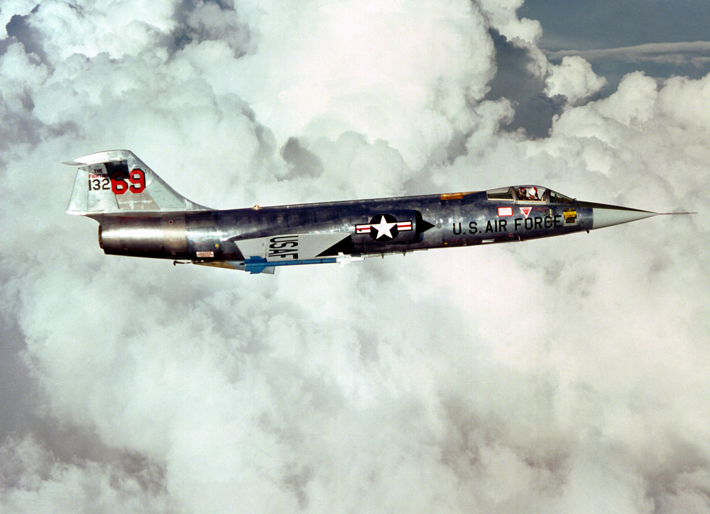 F-104_right_side_view.jpg