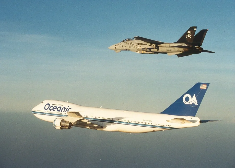 F-14A from VF-84 Jolly Rogers flies alongside Boeing 747-269B(M) N707CK during the filming of ...png