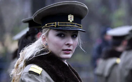 femeie-militar.webp