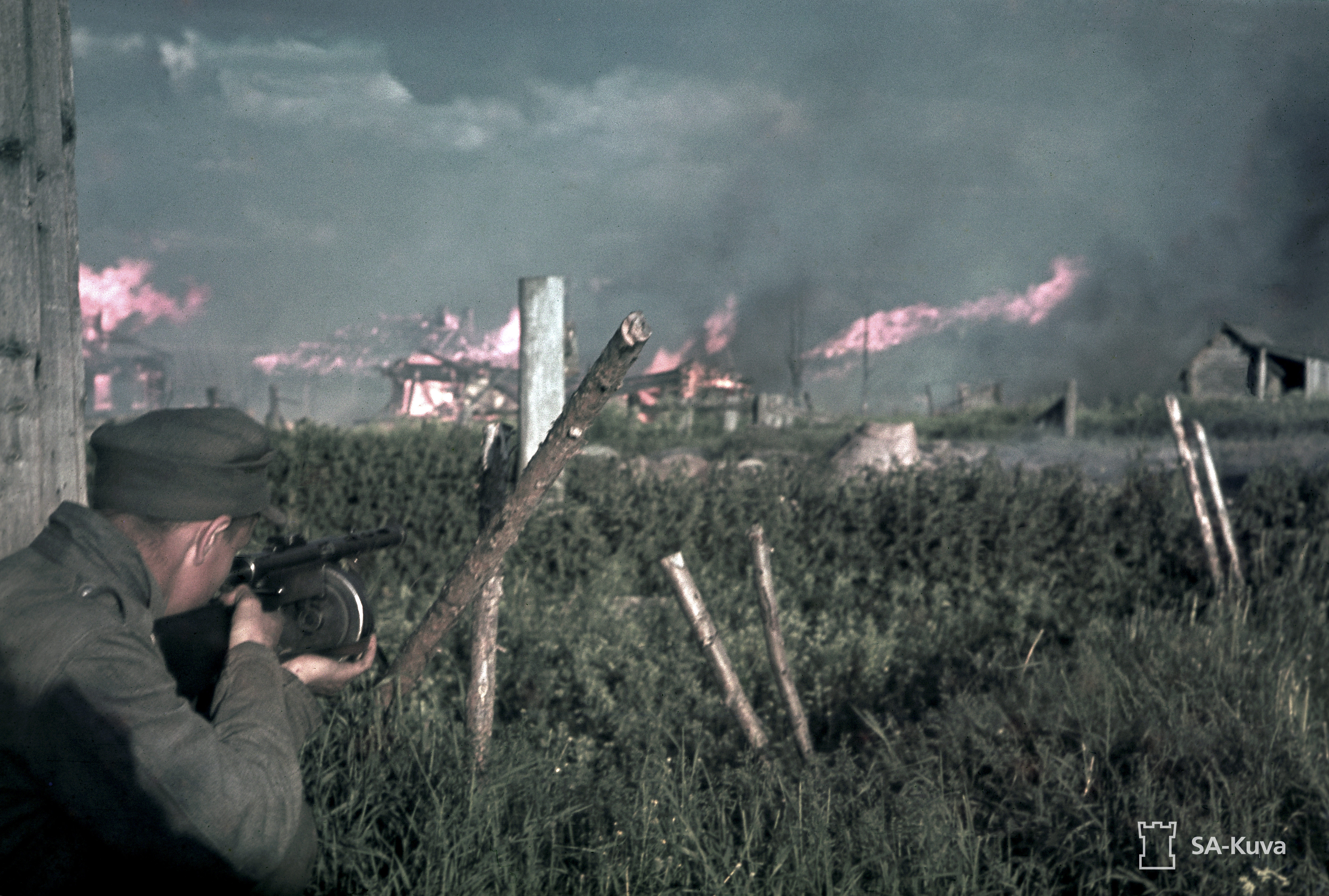 Fighting in the burning town of Poventsa 2.7.1942. Photo by SA-kuva.jpg