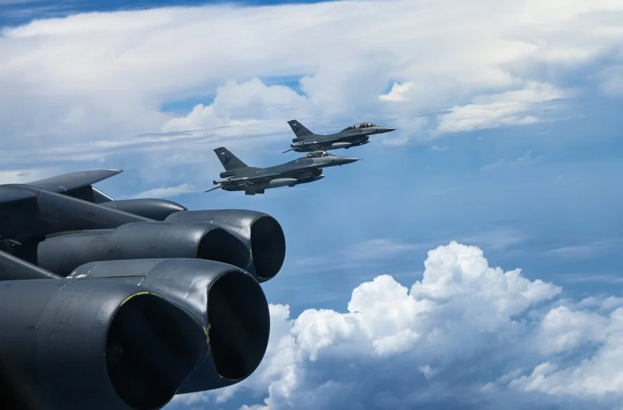 g-berdampingan-dengan-2-F-16-TNI-AU-e1630980369727.webp