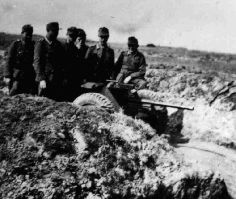 Georgian troops of Bergmann Battalion on combat positions in Crimea 1943 - 2s.jpg