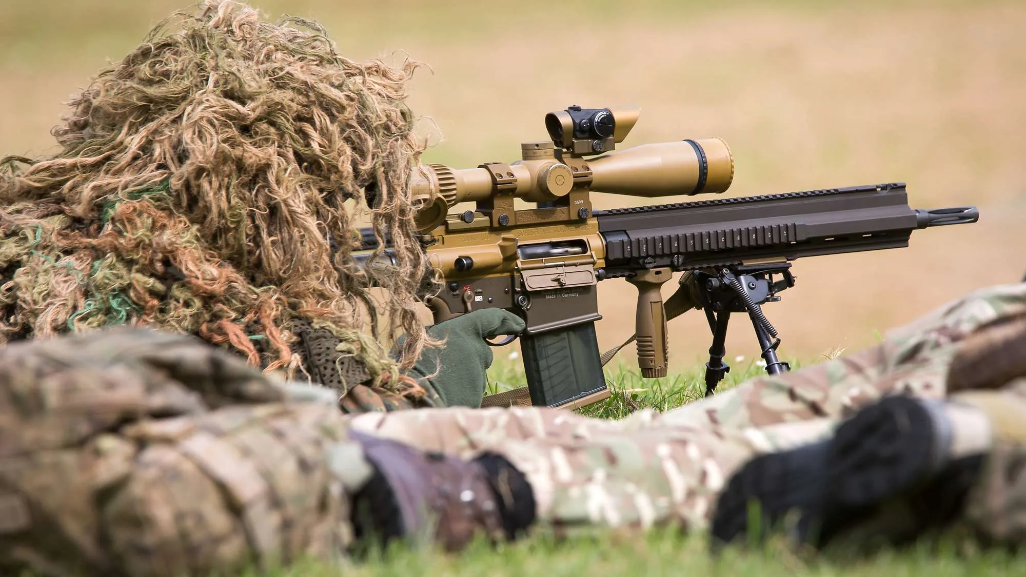 getarnter-soldat-liegt-hinter-gewehr-g28.webp