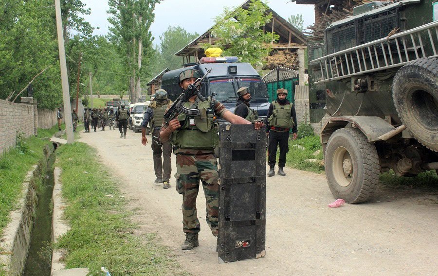 Government-forces-during-a-search-operation-in-Kashmir-4.jpg