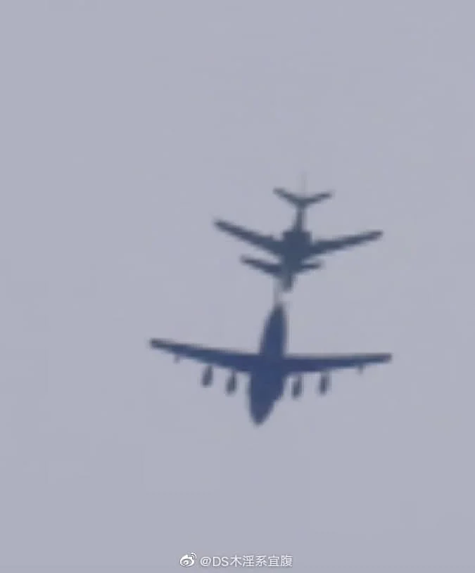 H-6K refueling from Xian Y-20U.webp