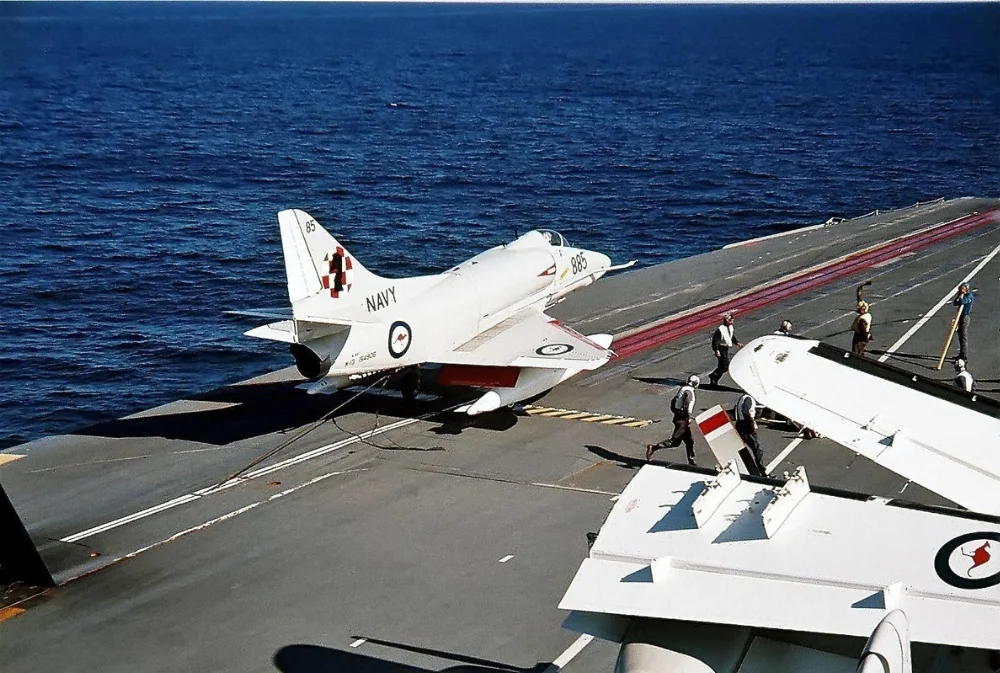 HMAS-Melbourne-R21-010a.webp
