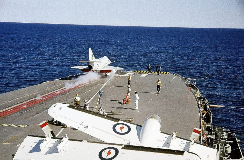 HMAS-Melbourne-R21-012a.webp