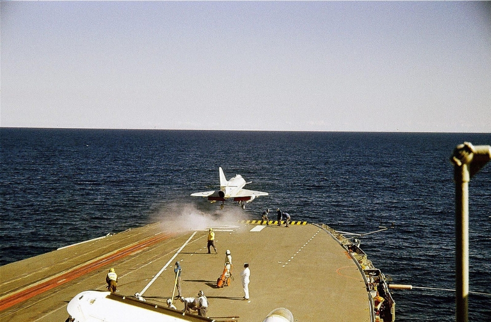 HMAS-Melbourne-R21-014a.jpg