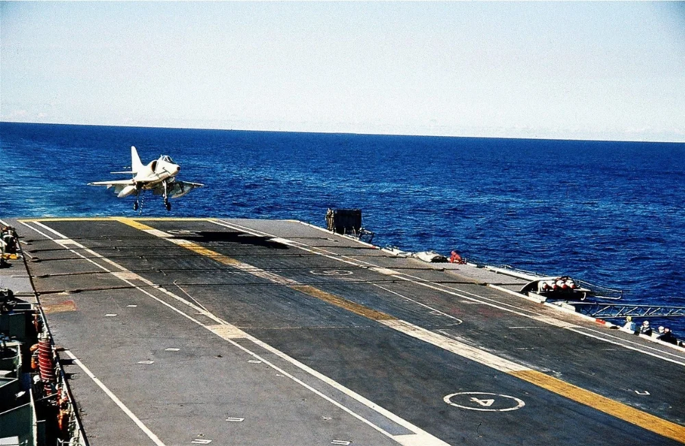 HMAS-Melbourne-R21-016a.webp