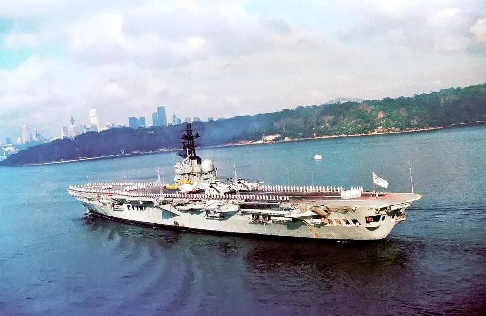 HMAS-Melbourne-R21-01a.jpg