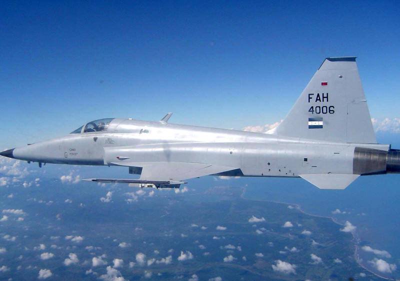 Honduran F-5E (4006) inflight (before 2013).jpg