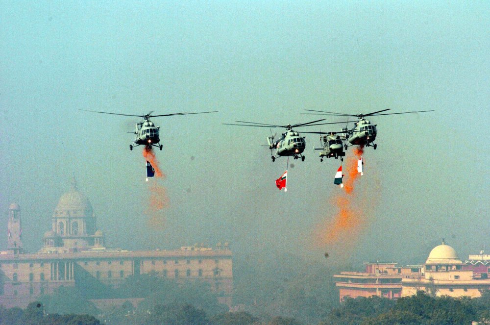IAF_Helicopters_showering_rose_petals_during_the_Republic_Day_Parade-2005,_in_New_Delhi_on_Jan...jpg