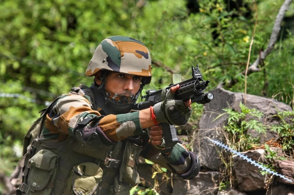 Indian_Army_personnel_with_Sig_7.webp