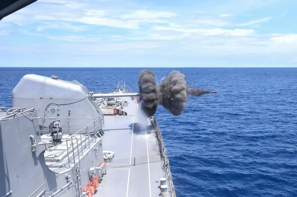 ing-the-muzzle-from-japanese-navy-v0-xiobbnbbo07d1.webp