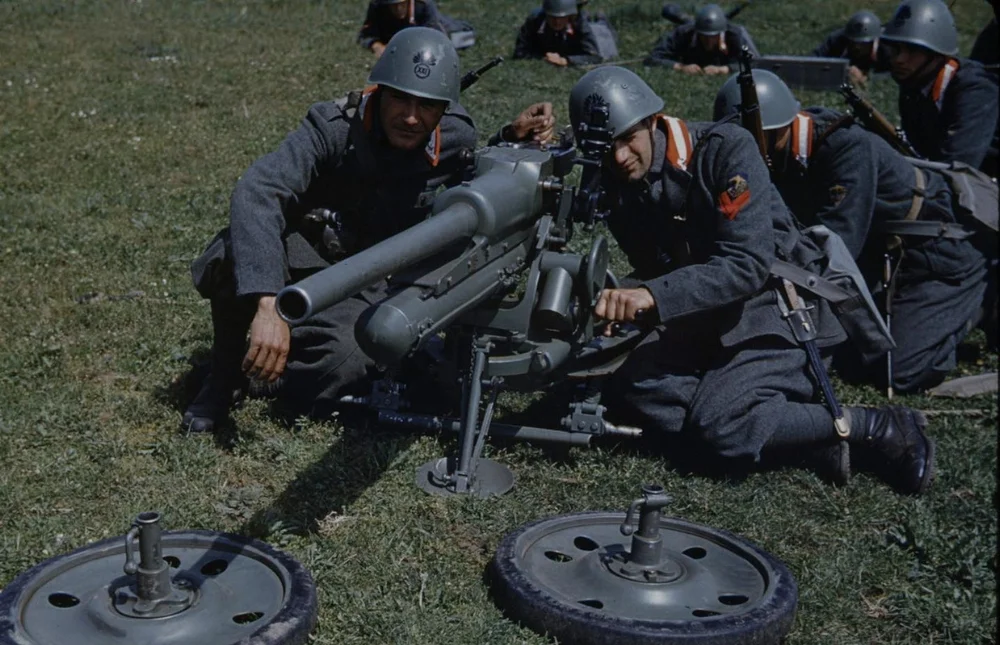 italian-troops-on-maneuvers-a005-jpg.429381