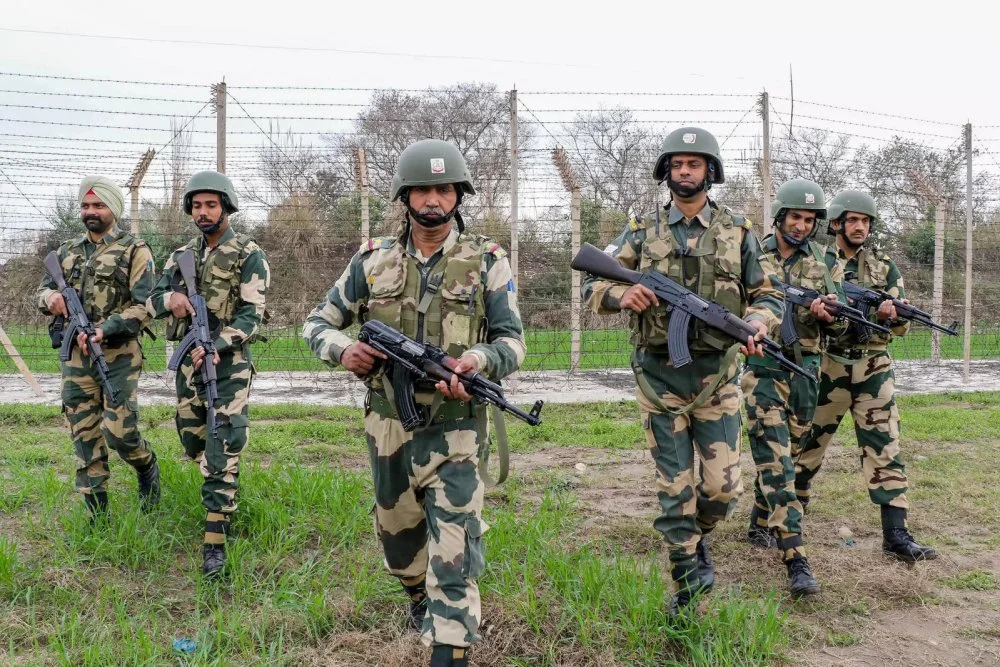 jammu-border-security-force-bsf-jawans-keep-vigil-along-the-india-pakistan-in-.jpg
