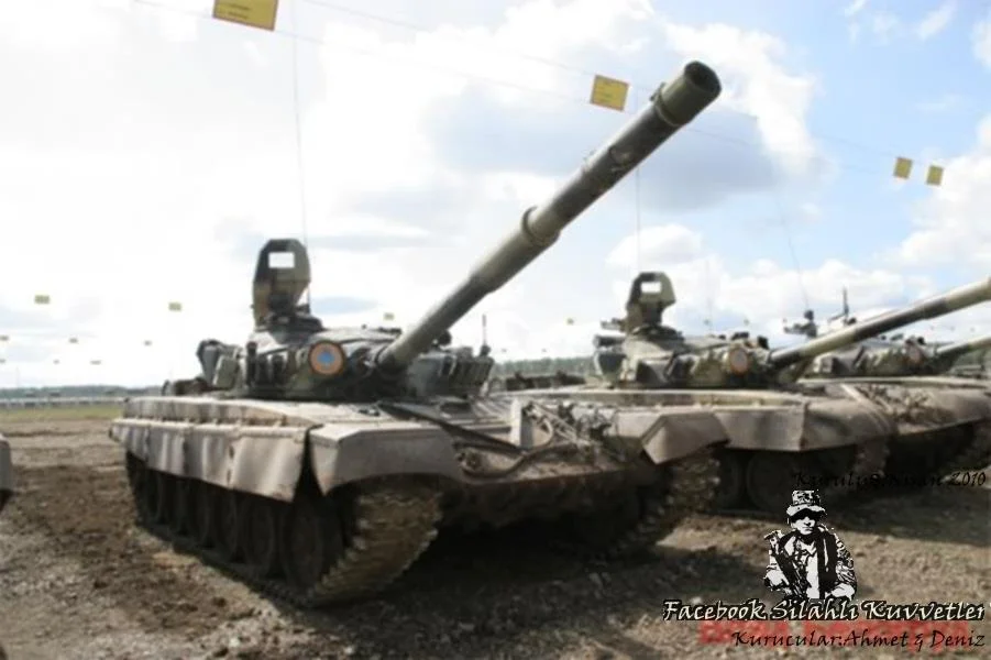Kazakistan Ordusu T-72A tanklari.jpg