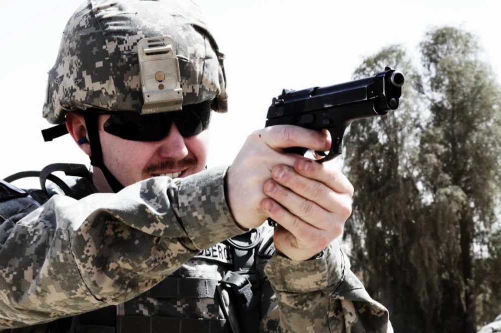 m9-pistol-006.jpg