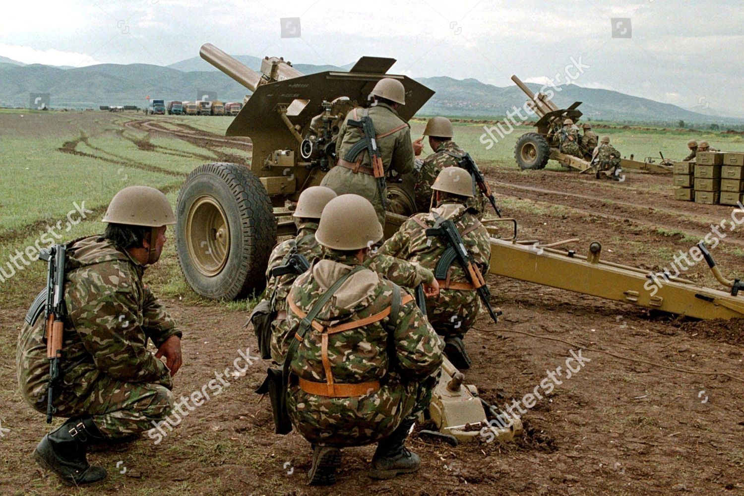 macedonia-howitzer-may-2001-shutterstock-editorial-7739717a.jpg