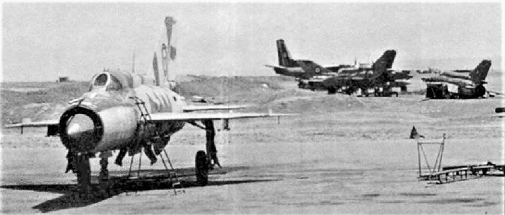 MiG-21 AAF 022, en Bagram.jpg
