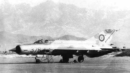 MiG-21 AAF 025, bis 322 Regiment en Bagram.jpg