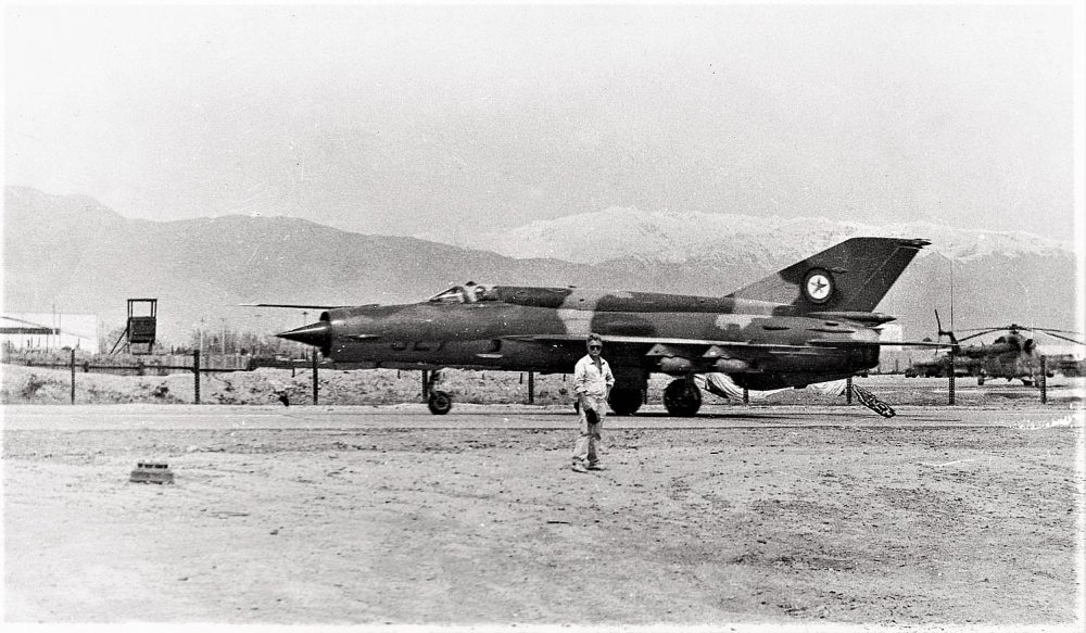 MiG-21 AAF 030-1, bis carretea con 4 OFAB-100 en Bagram.jpg
