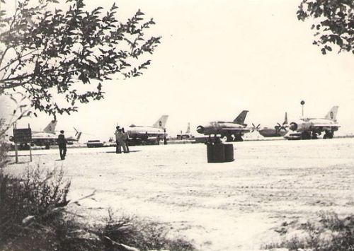 MiG-21 AAF 038, FL y UM 322 Regiment en Bagram 1984.jpg