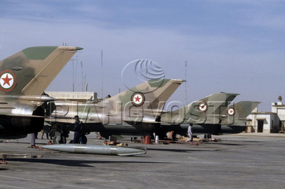 MiG-21 AAF 050, alineados en Kabul 1980s.jpg