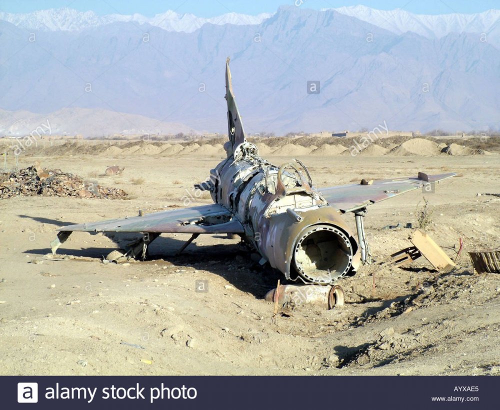 MiG-21 AAF 061, PFM destruido en Bagram c2004.jpg