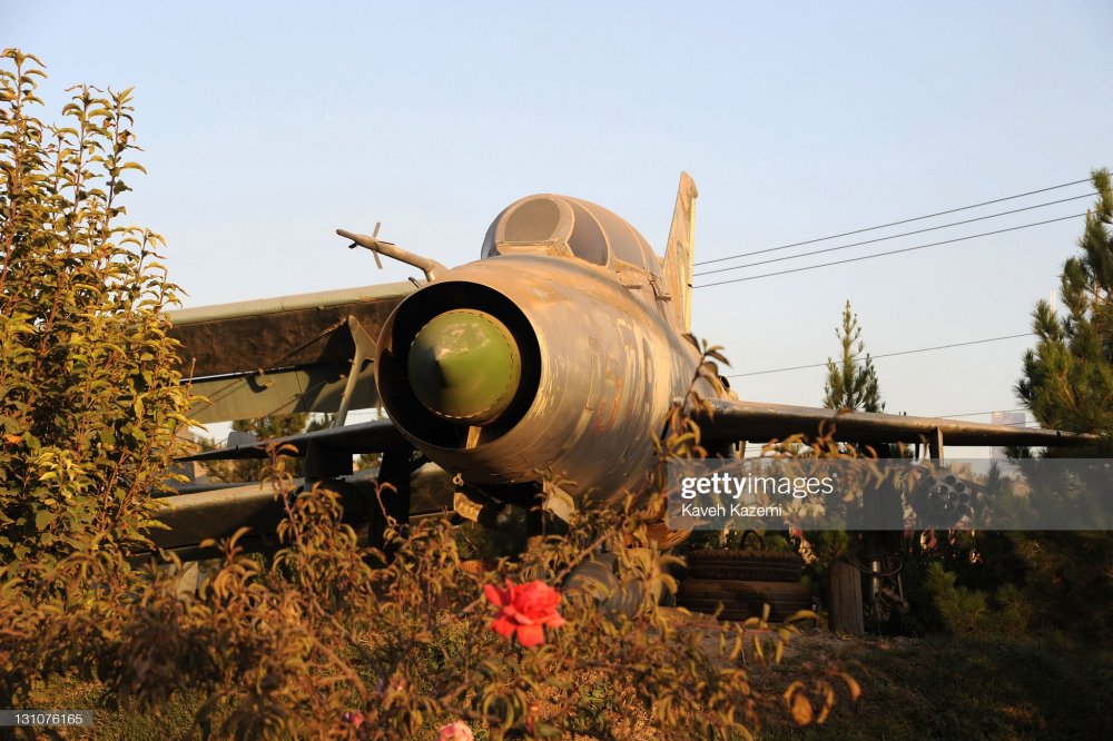 MiG-21 AAF 070, U expuesto en estacion TV Shemshad en Kabul, 20-10-2011.jpg