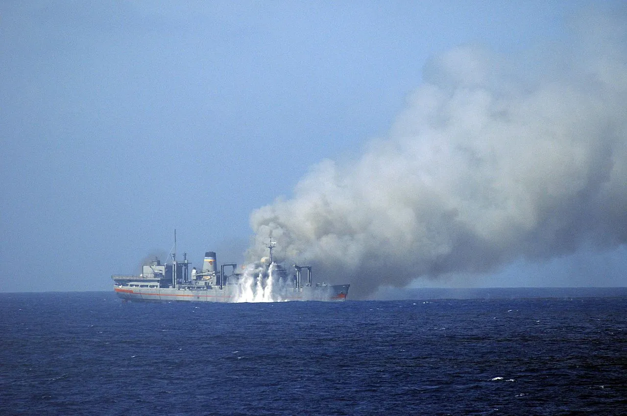 missile_destroyer_USS_Mitscher_%28DDG_57%29_impact.webp