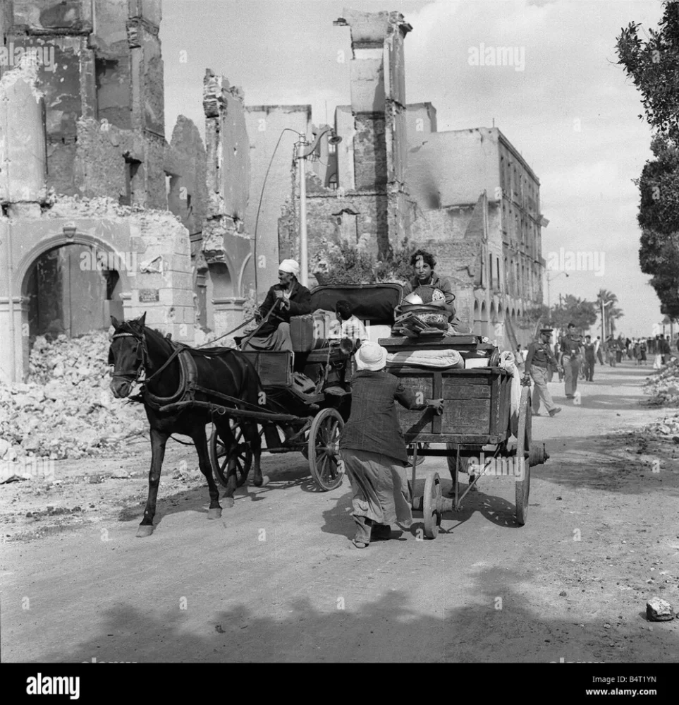 n-refugees-remove-their-belongings-in-carts-B4T1YN.jpg