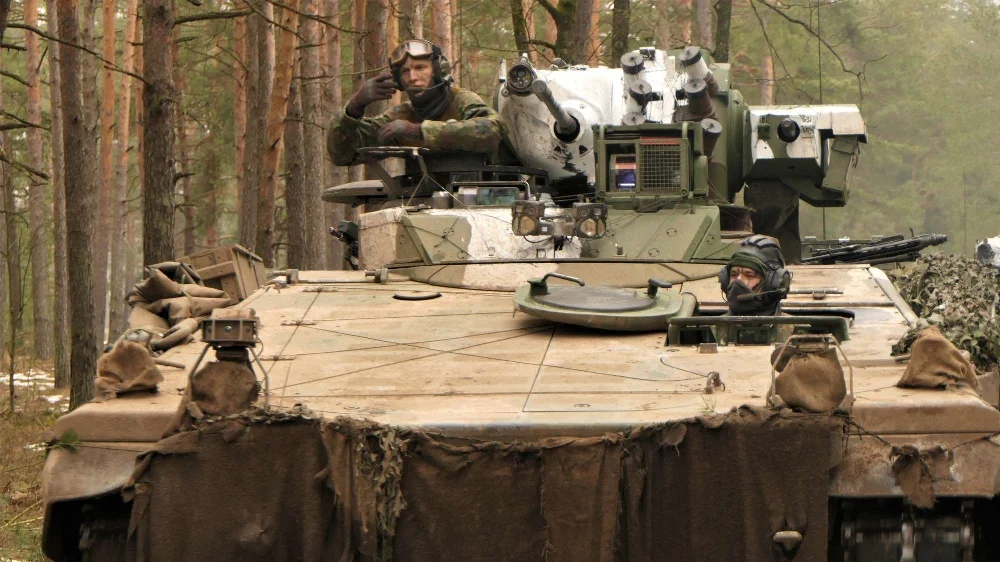 npanzer-schauen-zwei-soldaten-aus-den-luken-heraus.webp
