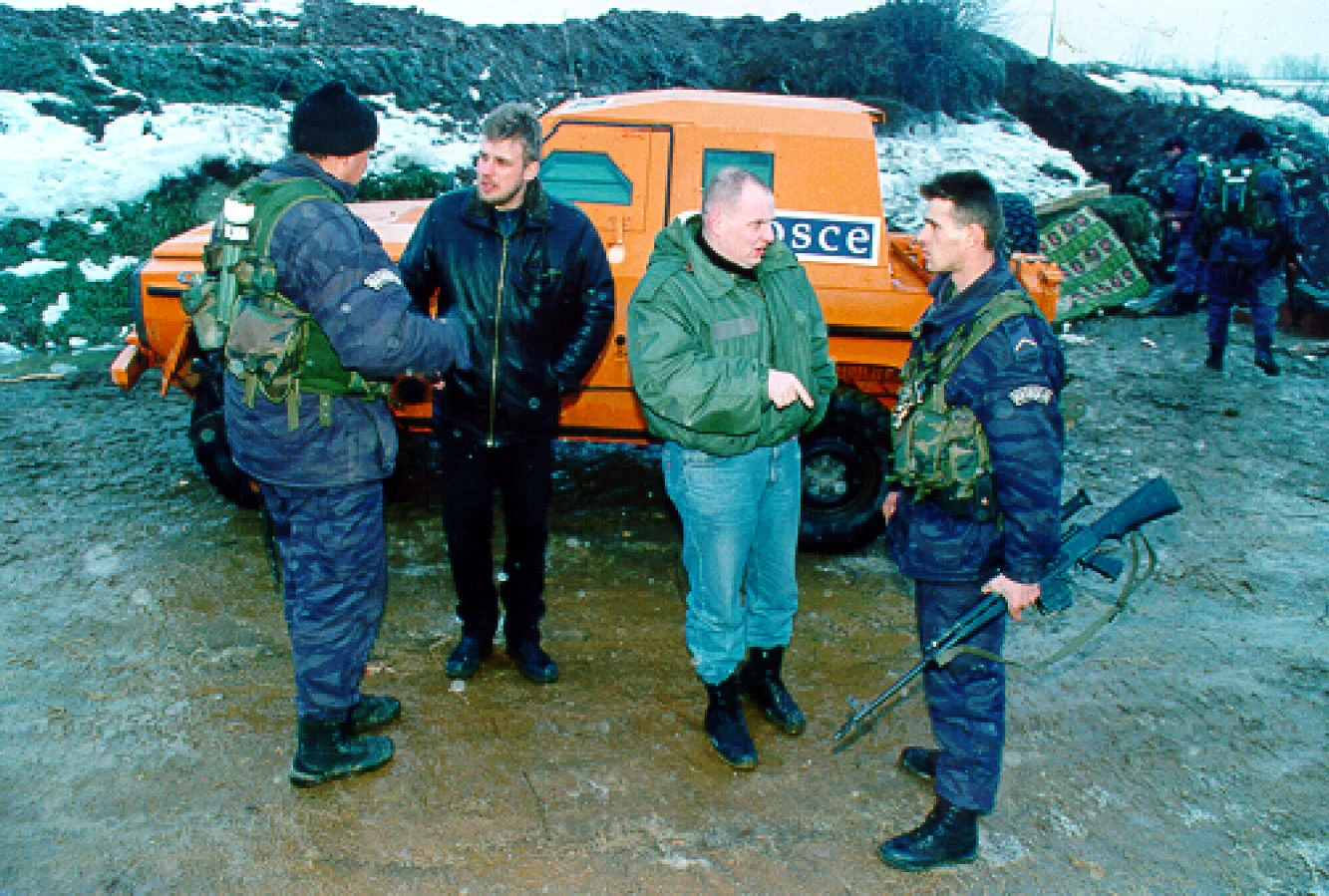 OSCE supervising the truce, November 1998.jpg