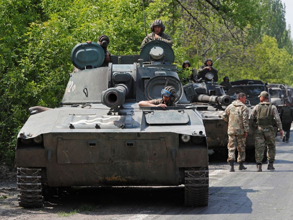 oured-convoy-of-pro-Russian-troops-outside-Donetsk.jpg