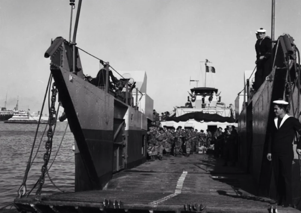 paras_du_2_me_RPC_sur_un_chaland_de_d_barquement.webp