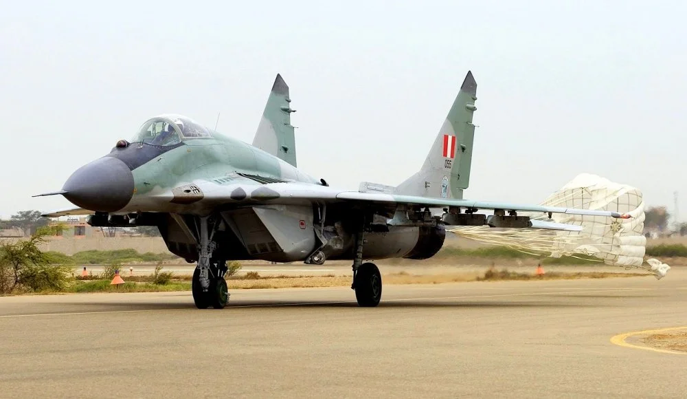 Peruvian MiG-29SE (055) landing.webp