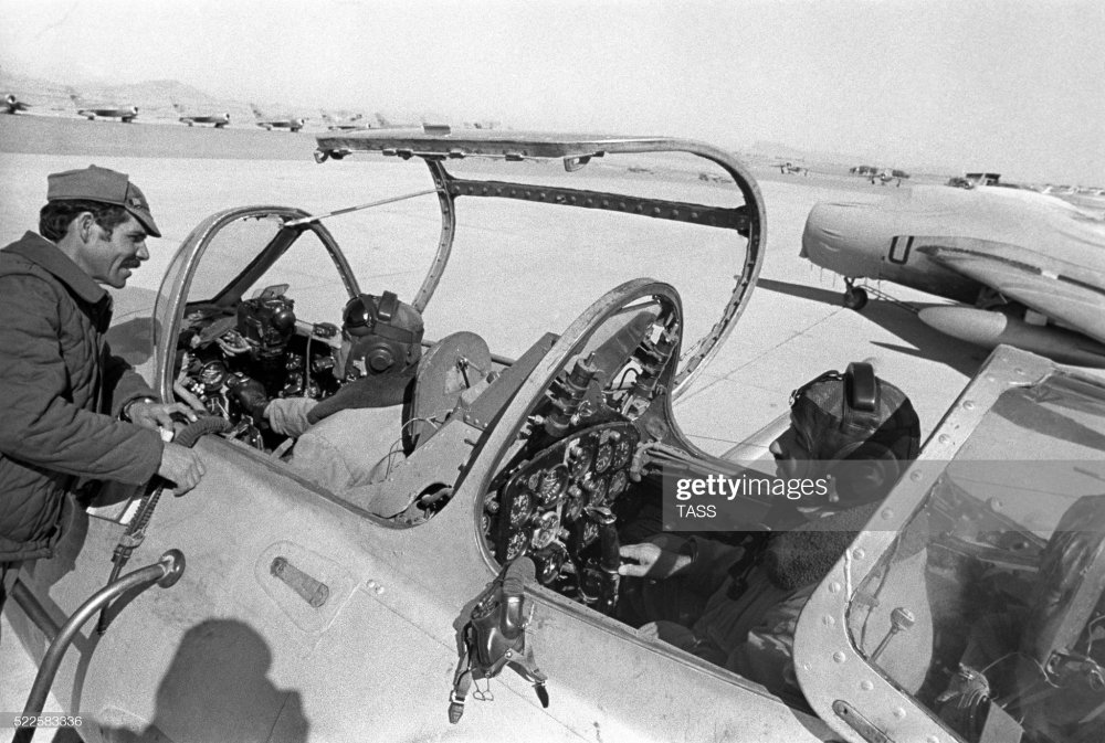 Pilotos MiG-17 366 Regiment AAF tras vuelo 02-02-1980 (Georgy Nadezhdin).jpg
