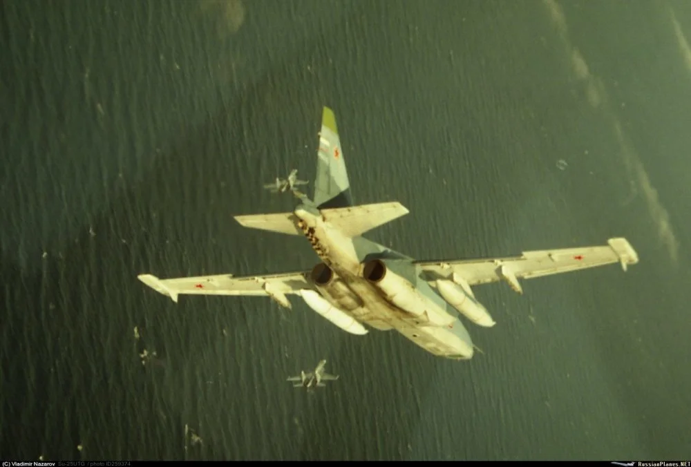 Russian Navy Su-25UTG (08 red & one more) fighting Su-33 near Severomorsk-3 (1998).webp