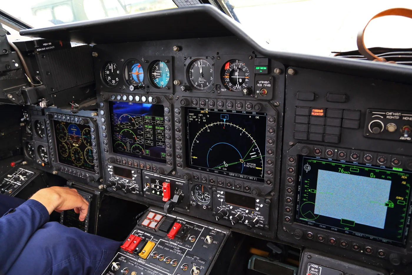 Russian_Air_Force_Kamov_Ka-52_cockpit_(19604206626).webp