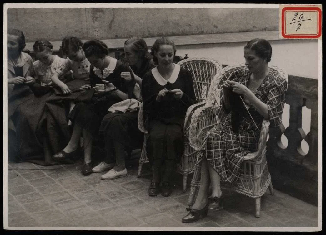 Señoritas_tejiendo_jerseys_para_los_combatientes_en_Salamanca_Material_gráfico__5.webp