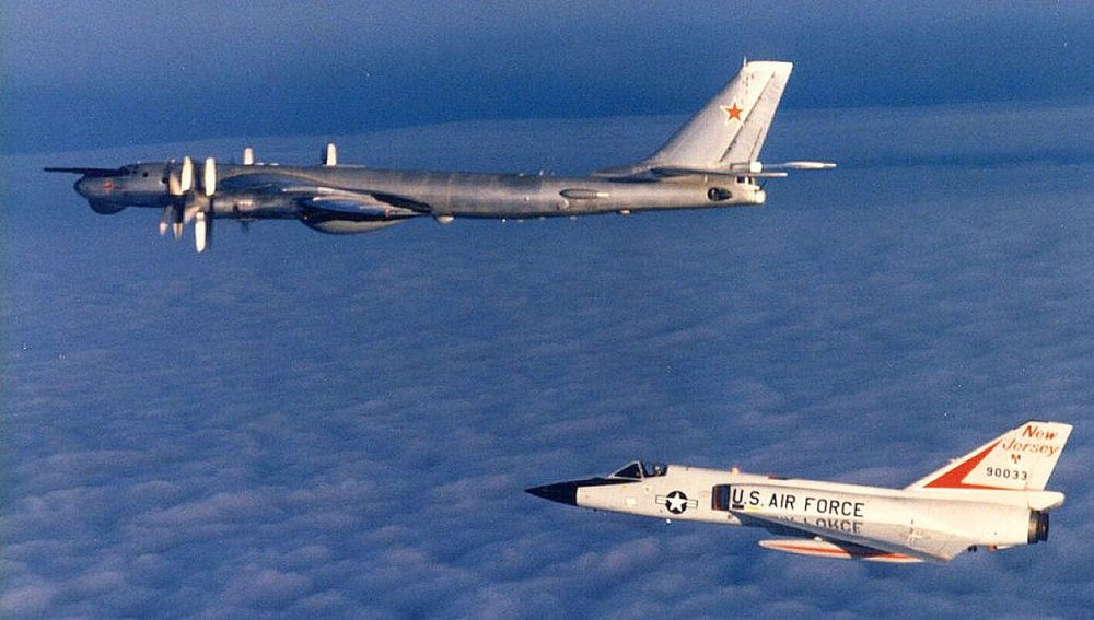 Soviet Navy T-95RT intercepted by USAF F-106A of New Jersey ANG.jpg