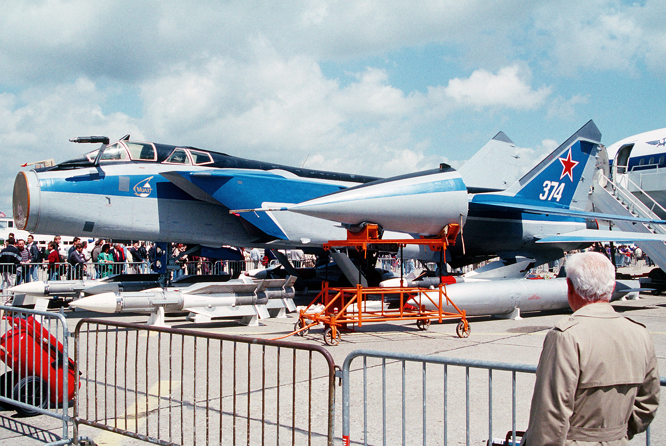 Soviet_MiG-31_Foxhound_aircraft,_1991.JPEG
